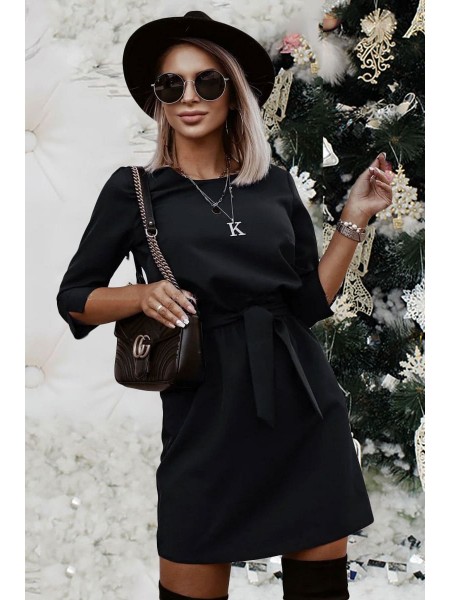 Короткое черное платье с поясом