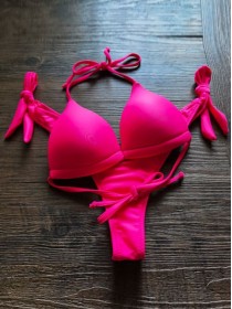 Неоновый розовый купальник с плавками на завязках