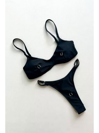 Черный женский купальник на регуляторах с пирсингом