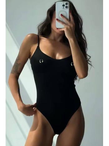 Черный женский купальник цельный украшенный пирсингом бразилиана