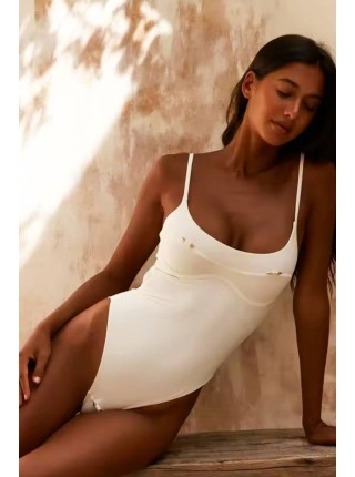 Черный женский купальник цельный украшен пирсингом бикини