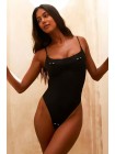Черный женский купальник цельный украшен пирсингом бикини