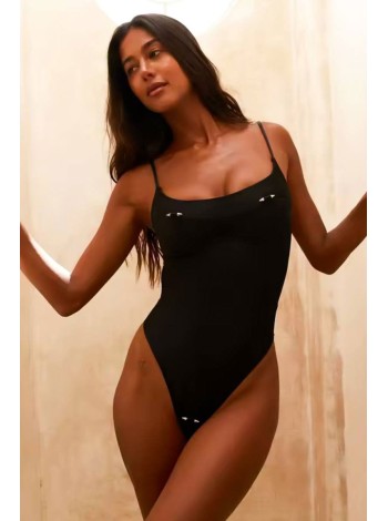Черный женский купальник цельный украшен пирсингом бикини