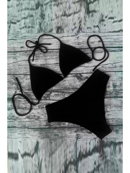 Чорний жіночий купальник-трикутник з чашками 