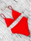 Красный яркий женский купальник треугольник